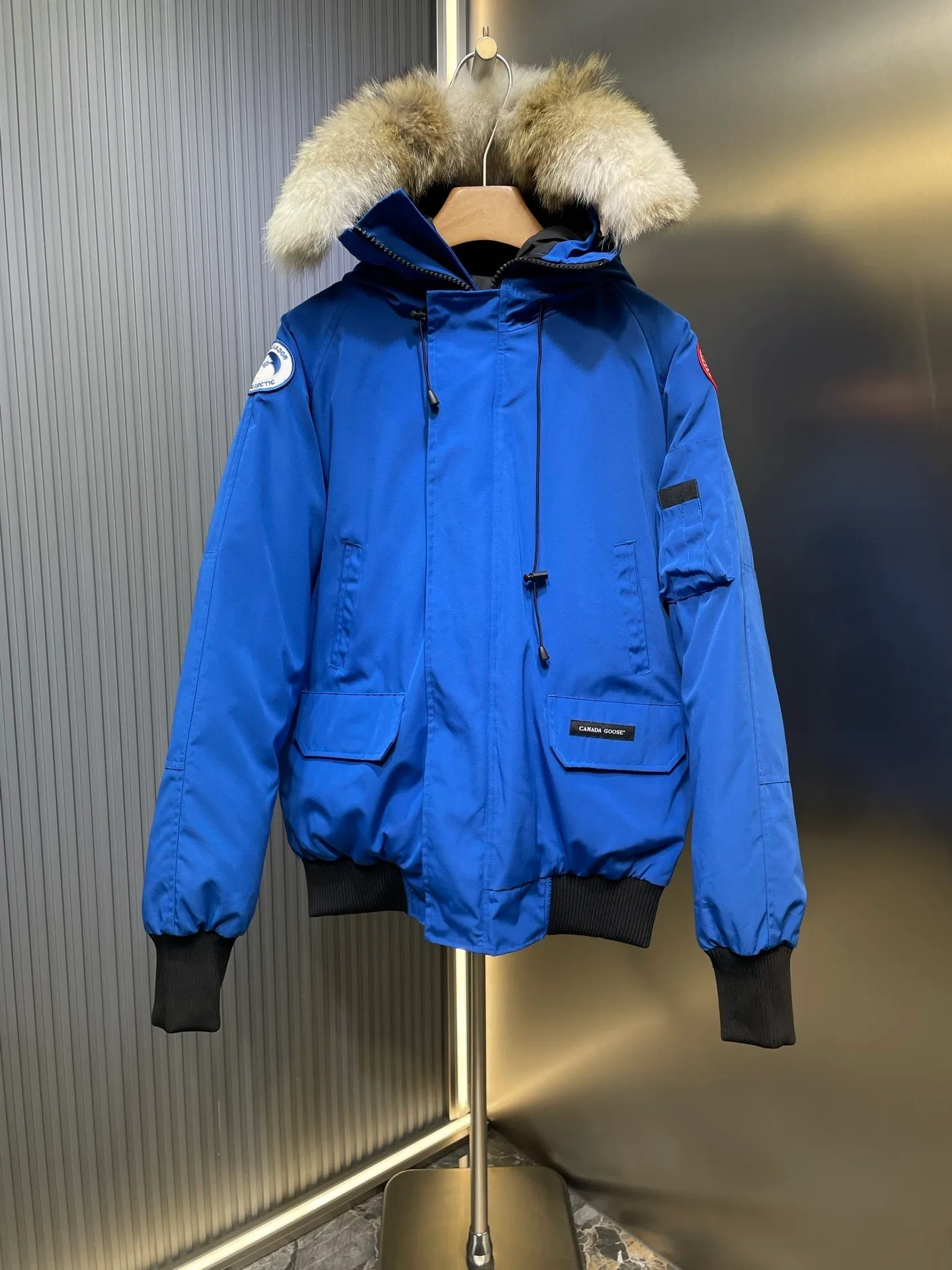 P760 original top quality Canada Goose #Chilliwa 7999M pilot short style/01 style #Men and Women Same Style# Synchronized anti-counterfeiting chip sensor! ➖ Imported 21S polyester-cotton blended original fabric [Last year’s 16S/18S hard fabrics have been completely eliminated, this year all use 21S synchronous fabrics, the soft mid-strap feels delicate and textured], synchronous Feather-Light 10D waterproof coating fabric, made of 84.5 polyester fiber and 15.5 cotton, 100% the best feel in the entire network! ➖ The official website synchronizes the national standard 80 white duck down, you can check the official website customer service, there will never be a series of misleading claims such as 90 down or goose down! ➖ Using the best nylon lon lining with double double-layer sealing design, anti-down 7 needles + grid-filled down ready-made garments, there will be 100% no so-called velvet running! ➖ The cuffs are designed with thickened seamless threads, and the collar and pocket lining are made of top-notch warmth and comfort! ➖ Yoshida YKK provides original custom-made electroplated sliders. YKK two-way lockable zippers are tight and smooth and will not peel off paint! ➖ 3M composite guarantees that the Velcro is the same as the original, durable, and all accessories and hardware are custom-made! ➖ Customized 10,000-needle embroidery labels imported from Behringer embroidery machines, 98% of which restore the original labels. You can check and compare on the official website! ➖ The fur collars are all made of large pieces of Western Canadian blue wolf hide, ensuring that each fur collar is 13-15cm wide!   Size:XS-XXL